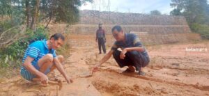 Memprihatinkan, Akeng Susun Triplek Bekas di Jalan Berlumpur dan Licin Biar Bisa Dilalui