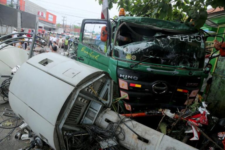 Trailer Tabrak Pedagang, Pelajar SD, serta Orang Tua Murid, 10 Tewas