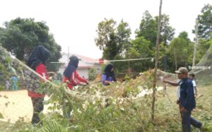 Masyarakat Gotong-royong Bersihkan Fasum di Perumahan Indunsuri Raya