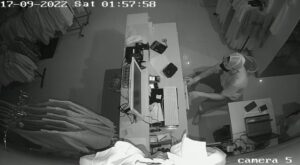 Toko Baju Dibobol Pencuri Bermasker, Aksinya Terekam CCTV