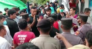 Warga Batu 7, Tanjungpinang dan Pengungsi Bentrok