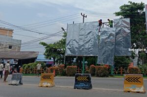Tak Miliki Izin, Satpol PP Bongkar Papan Reklame Milik OPD
