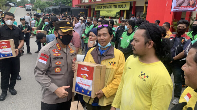 Polresta Barelang Bagikan 1500 Paket Sembako
