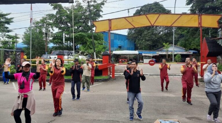 Perkenalkan Kapolsek Baru, Polsek Batuaji Gelar Senam Sehat Bersama