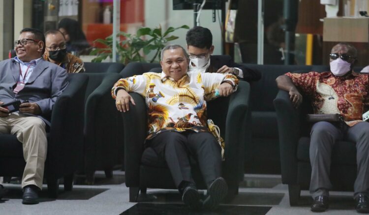 Sambangi KPK, Pengacara Lukas Enembe Ajak Tim Dokter KPK ke Papua