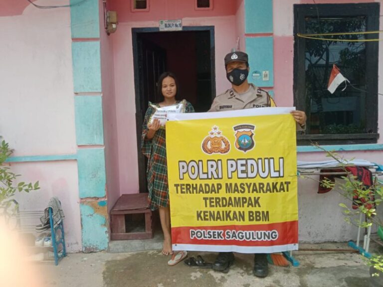 Salurkan Sembako Gratis, Polsek Sagulung Sampaikan Pesan Kamtibmas Kepada Masyarakat