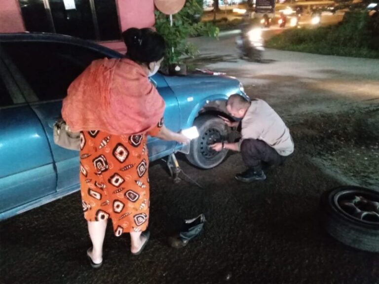 Kerja Ikhlas, Personil Polsek Sekupang Bantu Pengendara Mobil yang Alami Pecah Ban