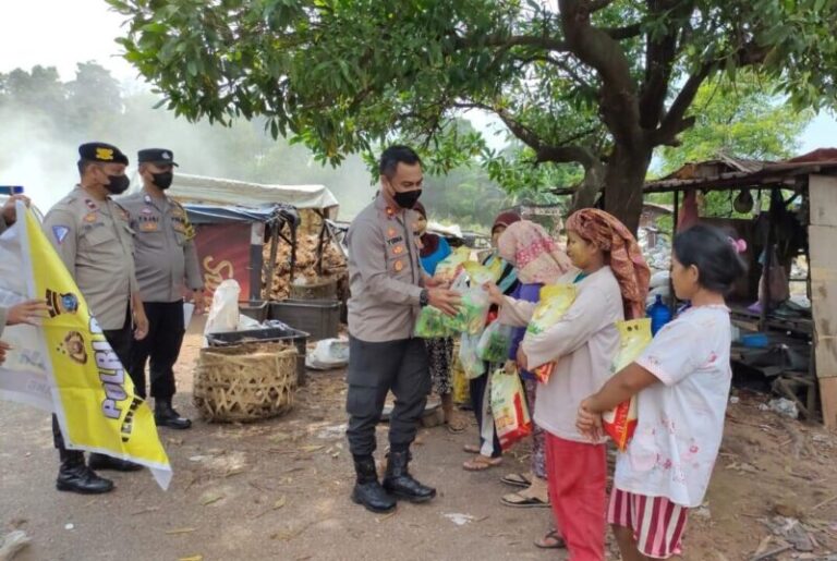 Polsek Sekupang Salurkan Bantuan Sembako Bagi Warga Kurang Mampu
