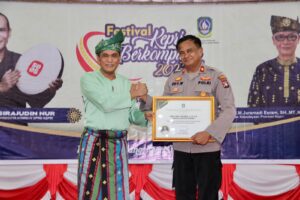 Lestarikan Budaya Melayu, Sirajudin Nur Beri Penghargaan Kepada Kapolres Karimun