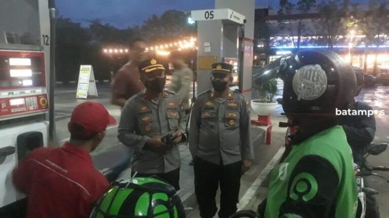 Polsek Pantau Seluruh SPBU di Sekupang saat Kenaikan Harga BBM
