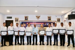 Sirajudin Nur Beri Penghargaan Personel Ditpolairud Polda Kepri