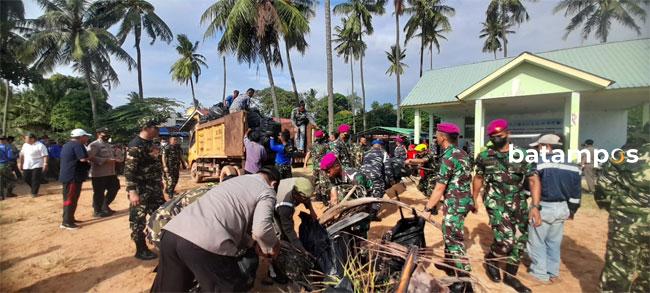 Yonif 10 Marinir/SBY Kumpulkan 6 Ton Sampah di Sepanjang Pantai Tanjung Pinggir