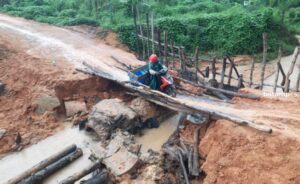Jalan Lintas Tirta Madu, Bintan Kembali Longsor, Warga Bangun Jembatan Darurat 
