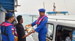 Bagi Sembako, Satpolairud Polres Bintan Ingatkan Nelayan Waspadai Cuaca Buruk