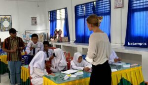 Mr Pedro dan Ms Julia Ngajar Bahasa Inggris di SD dan SMP Muhammadiyah Karimun
