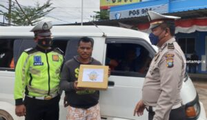 Dengar Ada Bagi-bagi Sembako, Sejumlah Sopir Angkutan Umum Mendadak Datangi Pos Polisi Lantas Km 16 Toapaya