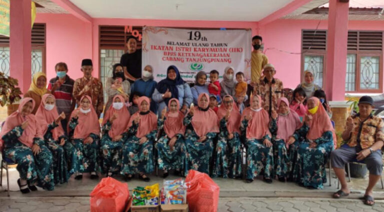 HUT ke-19 IIK BP Jamsostek Tanjungpinang Salurkan Bantuan Sanitasi ke Panti Jompo