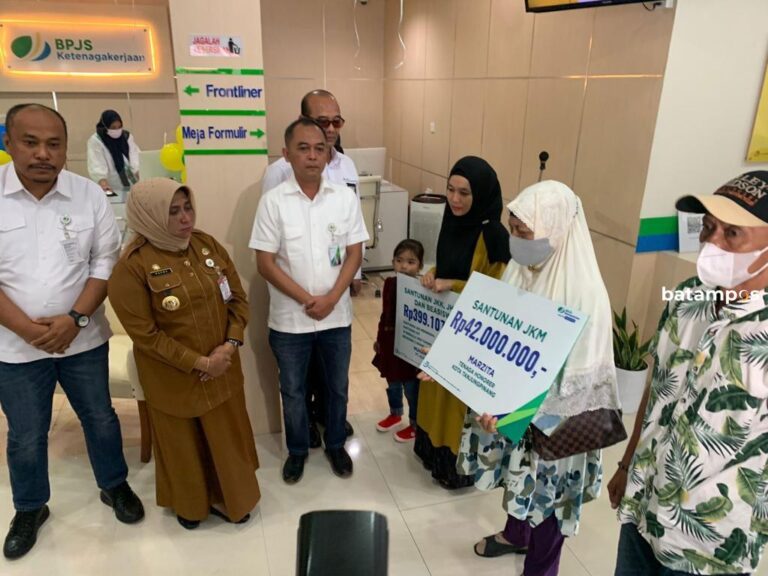 Ahli Waris Terima Santunan pada Hari Harpelnas