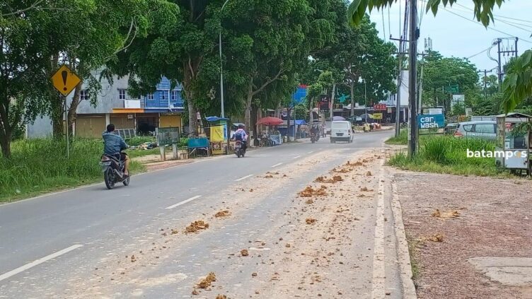 Sebabkan Jalan Becek dan Berlumpur, Warga Tanjunguncang dan Batuaji Keluhkan Truk Pengangkut Tanah