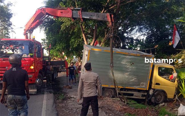 Mobil Boks Bermuatan Kerupuk Terbalik di Tiban