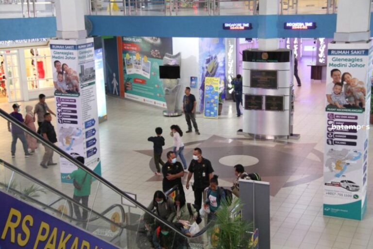 Arus Penumpang di Pelabuhan Internasional Batamcenter Menurun
