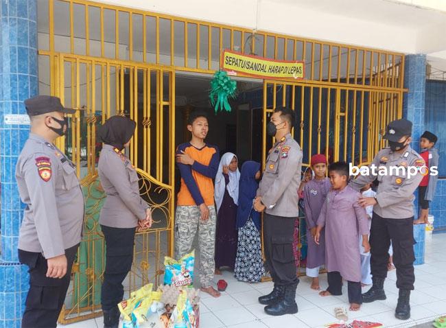 Polsek KKP Berbagi ke Panti Asuhan