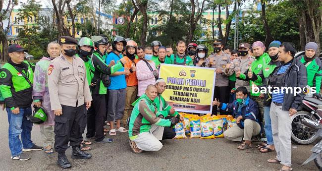 Polsek Sekupang Bagikan Sembako Kepada Ojek Online