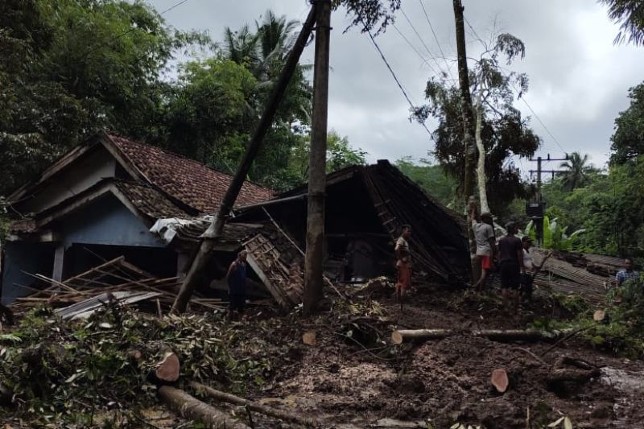 Rumah Ambruk, Hewan Peliharaan Hanyut, dan Jembatan Putus di Jatim