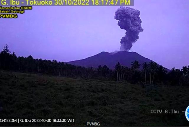 Gunung Ibu di Malut Erupsi, Lontarkan Kolom Abu Setinggi 2 Kilometer