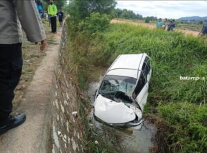 Pecah Ban, Avanza Terbalik dan Terjun ke Parit