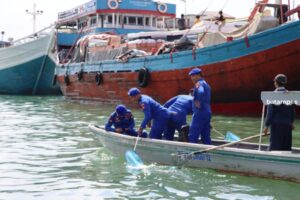 Satpolair Polresta Tanjungpinang Bersih-Bersih Pantai
