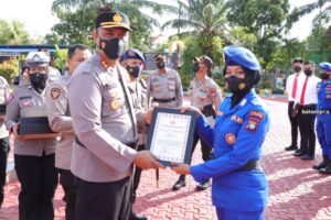 Anggota Polisi Berprestasi Dapat Penghargaan