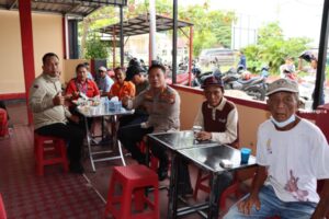 Polisi Buka Warung Makan Gratis di Pelabuhan