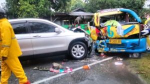 Mobil CRV dan Minibus Tabrakan di Jalan MT Haryono
