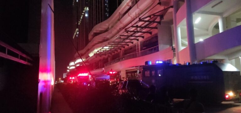Kebakaran Lantai Teratas Tower IV Pollux Habibie, Pemadam Agak Kewalahan