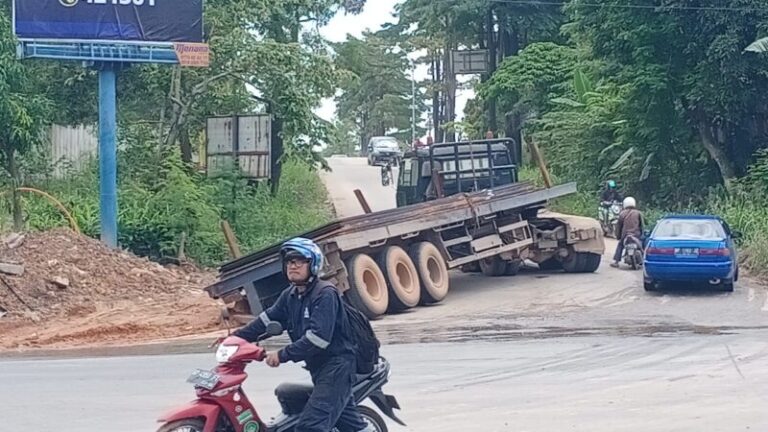 Kendaraan Berat Kerap Terguling, Simpang Polsek Batuaji Butuh Perbaikan