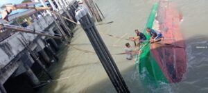 Dihantam Angin Kencang, Kapal Terbalik dan Jembatan Penghubung Lepas