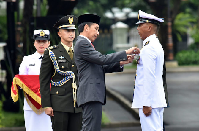 Presiden Jokowi Anugerahkan Tanda Kehormatan Bagi 3 Prajurit TNI
