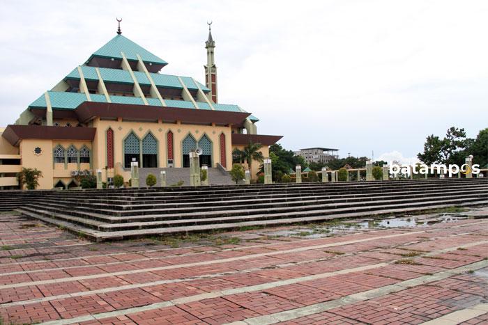 Bangunan Sekitar Masjid Agung Batam Mulai Dirobohkan