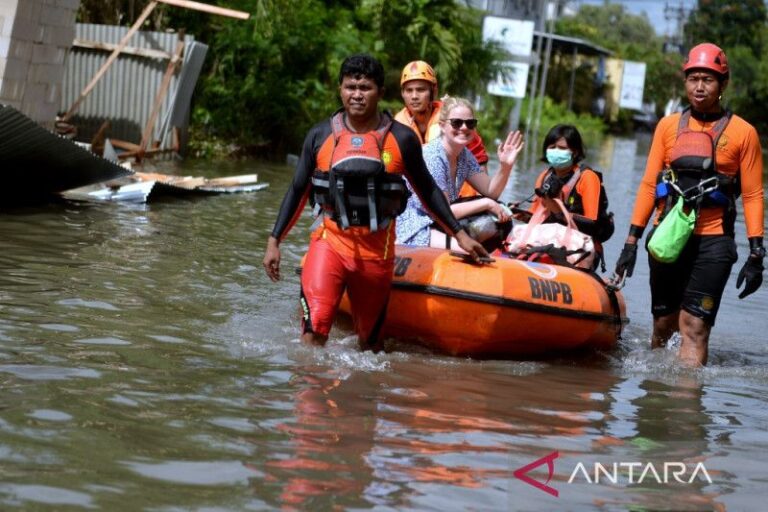 Puluhan Wisman Terjebak Banjir di Bali