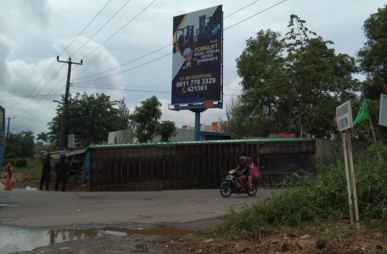 Hindari Mobil Yang Mendahului, Kontainer Bermuatan Kardus Terbalik