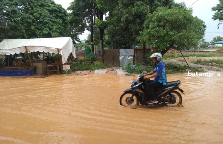 Permukiman Warga  di Tiban Terendam Banjir