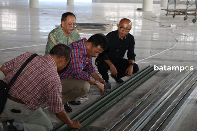 Kepala BP Batam Tinjau Renovasi Plafon Masjid Tanjak