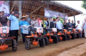 Kelompok Tani di Tanjungpinang Dapat Bantuan Alat Pertanian