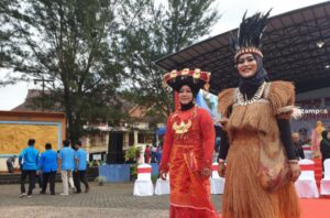 Peragaan Busana Adat, Sekwan Tampil dengan Busana Adat Papua, Roby Kurniawan Busana Melayu Lama