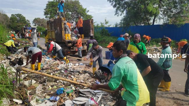 DLH Batam Angkut 10 Ton Sampah di Belakang One Mall