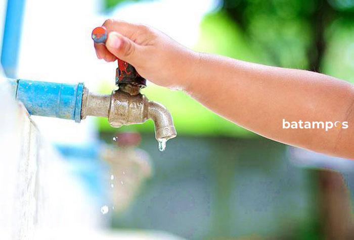 Hampir Sebulan Air Tak Ngalir, Warga Tanjunguncang Terpaksa Beli Air Galon