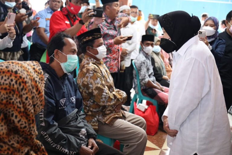 Kemensos Berikan Santunan 15 Juta Kepada Ahli Waris Tragedi Stadion #Kanjuruhan