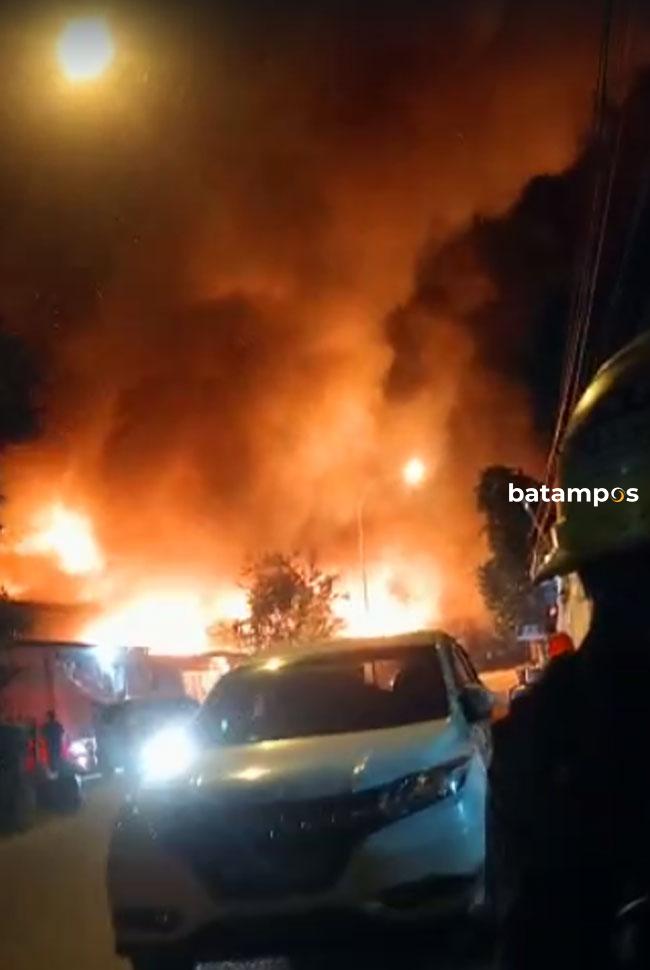 Pasar Seken Tanjungsengkuang Terbakar