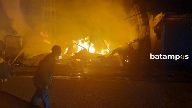 Kebakaran di Pasar Seken Tanjungsengkuang, 7 Kios dan 3 Rumah Rata Dengan Tanah